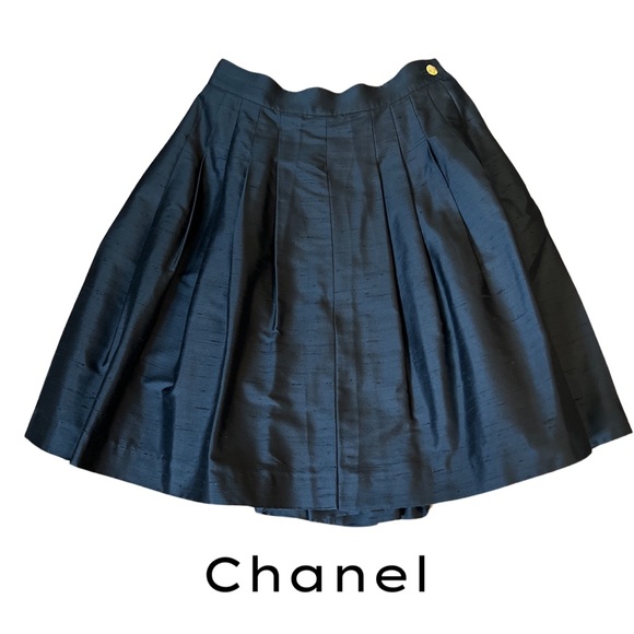✨HOST PICK✨ CHANEL BLACK SILK PLEATED SKORT, RARE, COLLECTORS ITEM, SZ SMALL - Picture 1 of 7